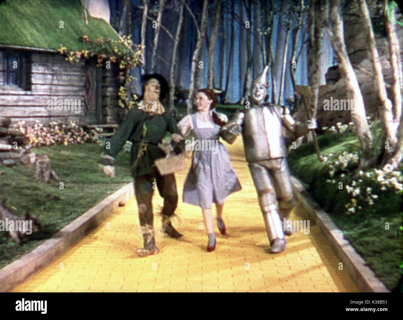 THE WIZARD OF OZ RAY BOLGER as the Scarecrow, JUDY GARLAND as Dorothy, JACK HALEY as the Tin Man THE WIZARD OF OZ     Date: 1939 Stock Photo
