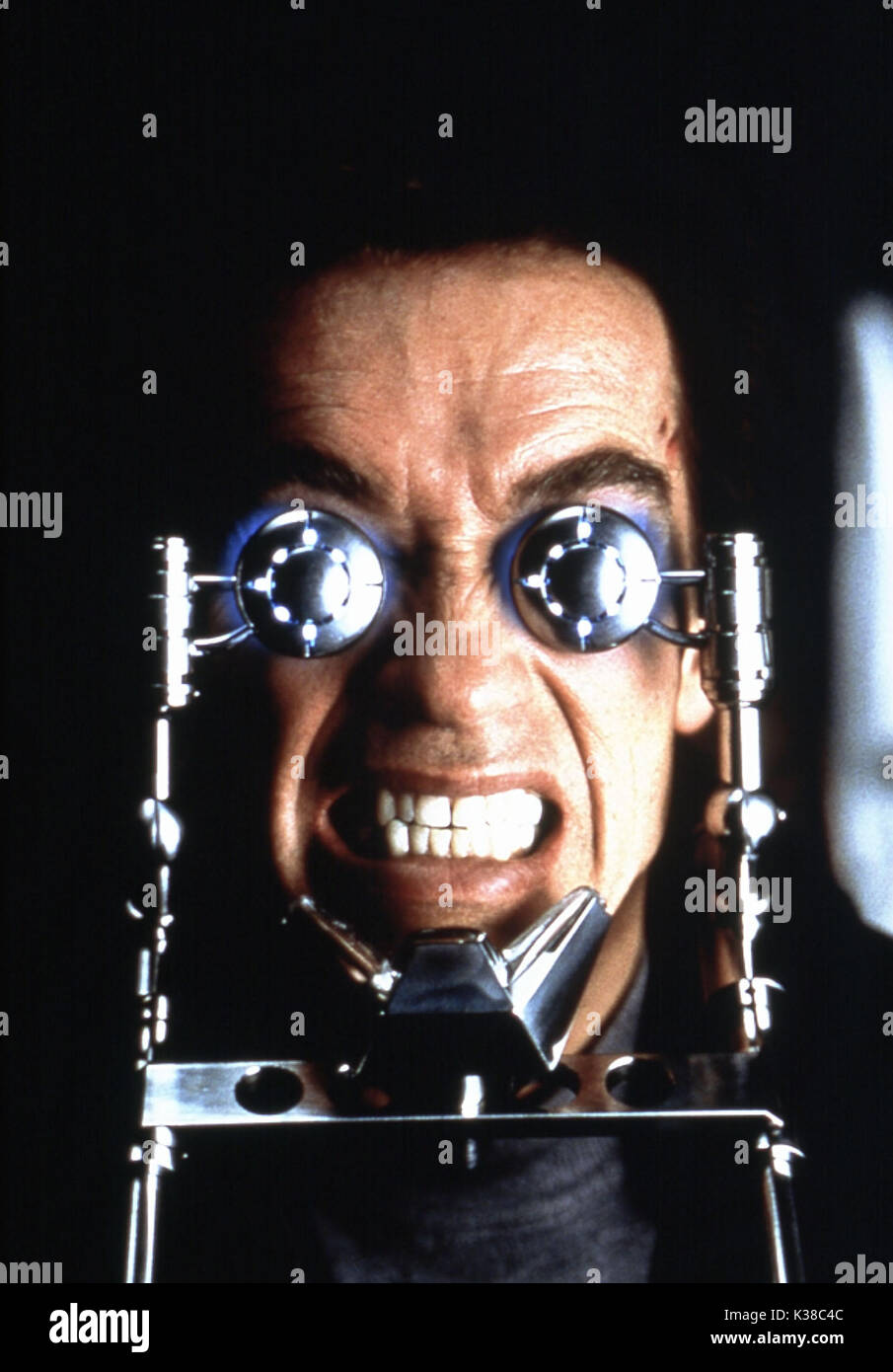 THE 6TH DAY ARNOLD SCHWARZENEGGER THE 6TH DAY     Date: 2000 Stock Photo