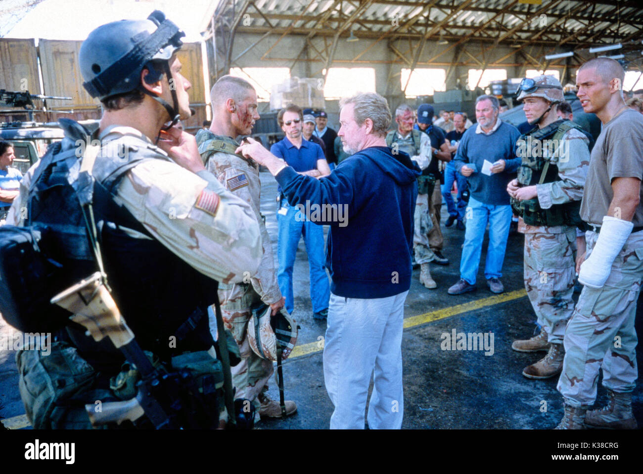 BLACK HAWK DOWN JERRY BRUCKHEIMER left background, RIDLEY SCOTT