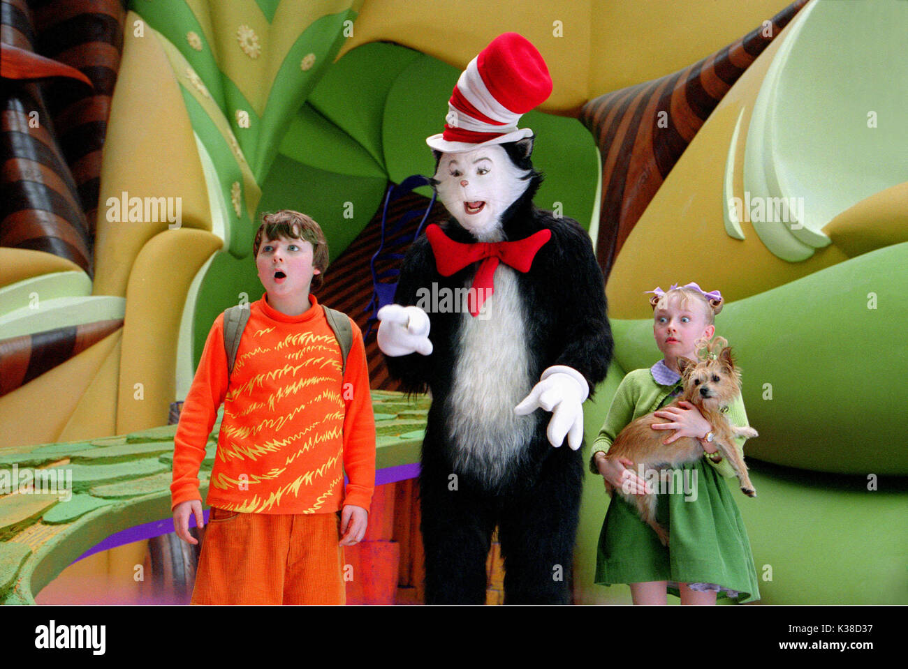 THE CAT IN THE HAT MIKE MYERS as the Cat with SPENCER BRESLIN and DAKOTA FANNING (Sally)     Date: 2003 Stock Photo