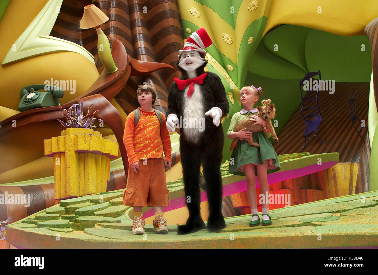 THE CAT IN THE HAT MIKE MYERS as the Cat with SPENCER BRESLIN and DAKOTA FANNING (Sally)     Date: 2003 Stock Photo