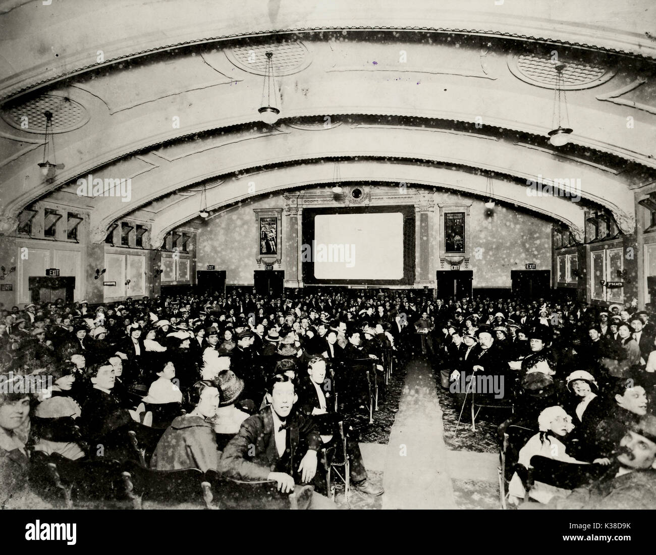 MILE END PALLADIUM CINEMA AUDIENCE CIRCA 1909/1910 Stock Photo - Alamy