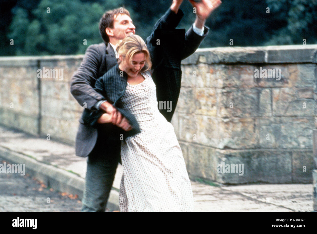 JUDE CHRISTOPHER ECCLESTON AND KATE WINSLET DIRECTOR: MICHAEL WINTERBOTTOM WRITER: HOSSEIN ARMINI AND THOMAS HARD POLYGRAM FILMED ENTERTAINMENT/REVOLUTION FILMS   JUDE     Date: 1996 Stock Photo