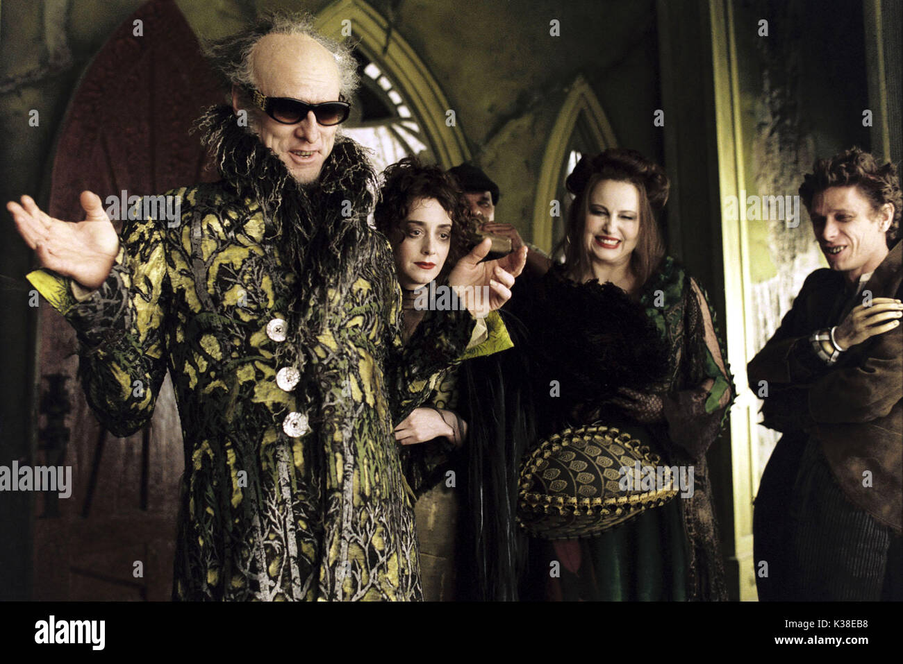 LEMONY SNICKET'S A SERIES OF UNFORTUNATE INCIDENTS (US 2004) Pictured: JIM CARREY stars as Count Olaf, JANE ADAMS, JENNIFER COOLIDGE, JAMIE HARRIS     Date: 2004 Stock Photo