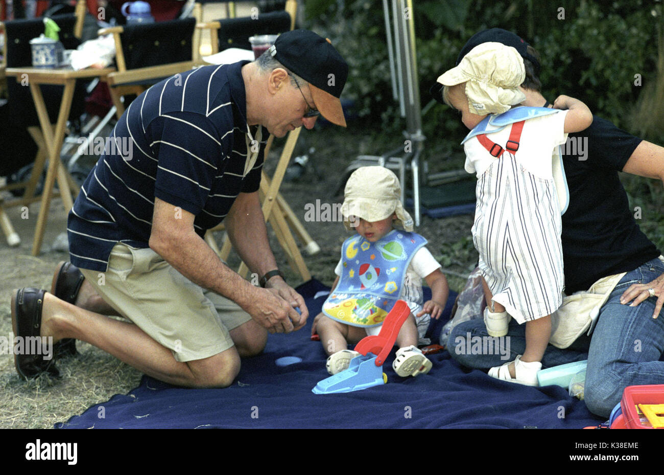 MEET THE FOCKERS ROBERT DE NIRO AND BRADLEY AND SPENCER PICKREN