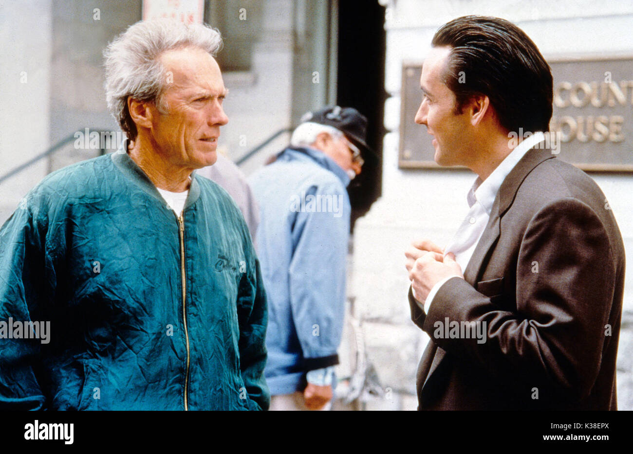 MIDNIGHT IN THE GARDEN OF GOOD AND EVIL DIRECTOR CLINT EASTWOOD WITH JOHN CUSACK     Date: 1997 Stock Photo