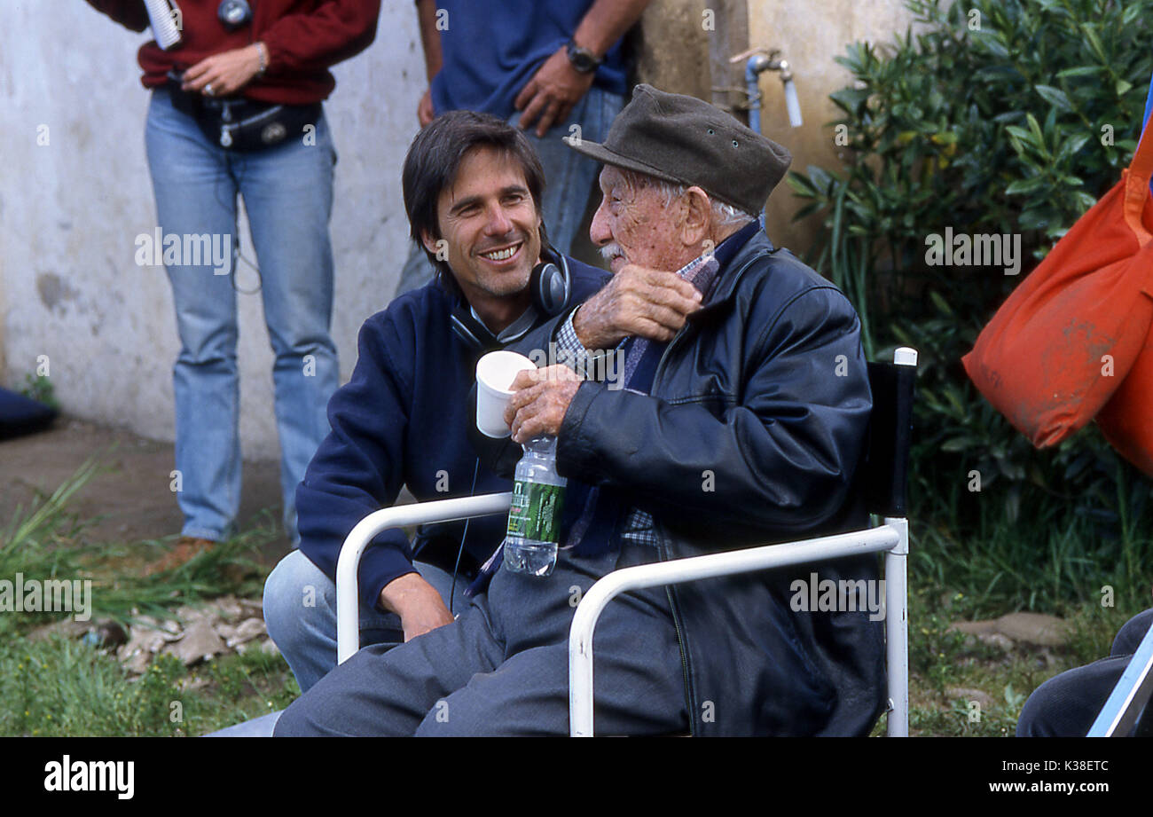 THE MOTORCYCLE DIARIES DIRECTOR WALTER SALLES WITH ALBERTO GRANADO A FOCUS FEATURES PRODUCTION Stock Photo