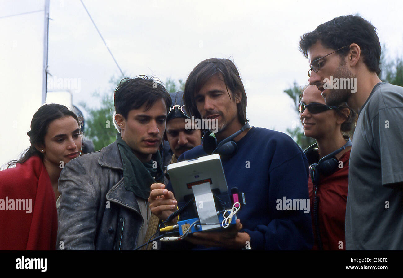 THE MOTORCYCLE DIARIES GAEL GARCIA BERNAL AND DIRECTOR WALTER SALLES A FOCUS FEATURES PRODUCTION Stock Photo