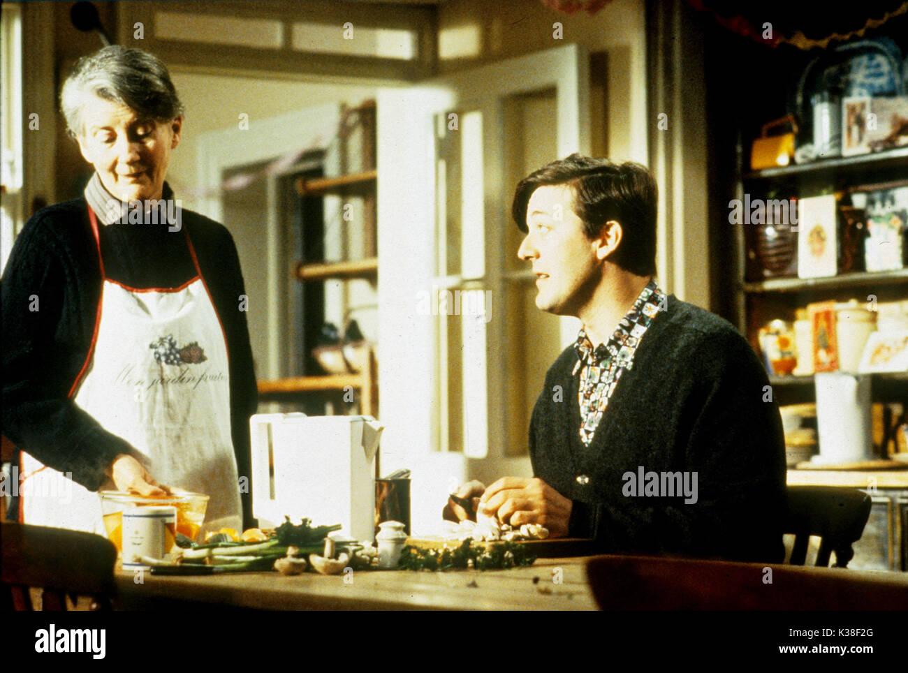 PETER'S FRIENDS (UK 1992) BBC FILMS/CHANNEL 4 FILMS/RENAISSANCE FILMS/SAMUEL GOLDWYN COMPANY PHYLLIDA LAW, STEPHEN FRY Picture from the Ronald Grant Archive PETER'S FRIENDS (UK 1992) BBC FILMS/CHANNEL 4 FILMS/RENAISSANCE FILMS/SAMUEL GOLDWYN COMPANY PHYLLIDA LAW, STEPHEN FRY     Date: 1992 Stock Photo