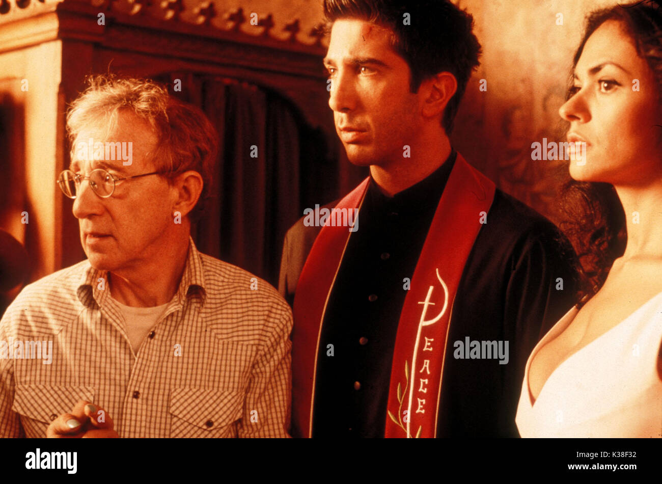 PICKING UP THE PIECES WOODY ALLEN, DAVID SCHWIMMER AND MARIA GRAZIA CUCINOTTA RELEASE BY COMALA FILMS PRODUCTIONS, OSTENSIBLE PORDUCTIONS AND KUSHNER-LOCKE COMPANY     Date: 1996 Stock Photo
