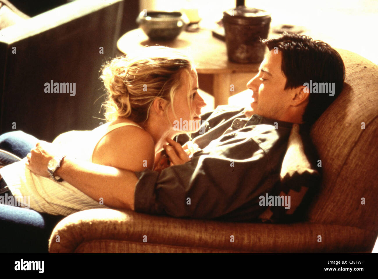 THE TRIGGER EFFECT ELISABETH SHUE AND DERMOT MULRONEY Date 1996 Stock