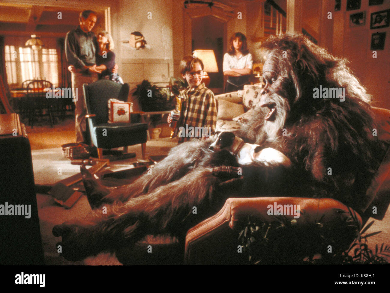 HARRY AND THE HENDERSONS aka Bigfoot And The Hendersons JOHN LITHGOW, MELINDA DILLON, KEVIN PETER HALL, as Harry, JOSHUA RUDOY AND MARGARET LANGRICK HARRY AND THE HENDERSONS      Date: 1987 Stock Photo