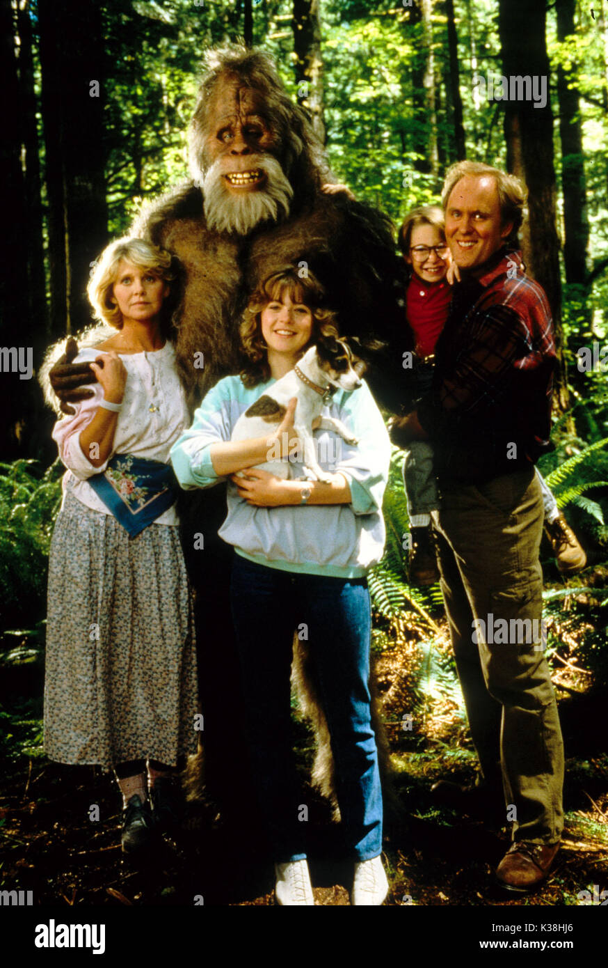 HARRY AND THE HENDERSONS aka Bigfoot And The Hendersons MELINDA DILLON, KEVIN PETER HALL as Harry, MARGARET LANGRICK, JOSHUA RUDOY, JOHN LITHGOW     Date: 1987 Stock Photo