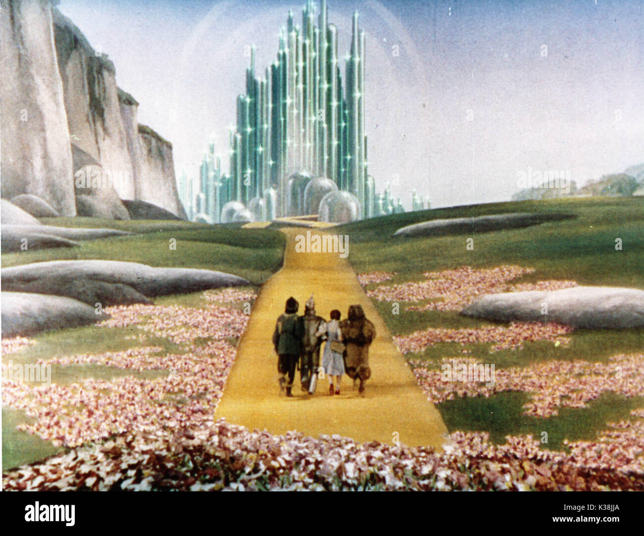 THE WIZARD OF OZ THE EMERALD CITY THE YELLOW BRICK ROAD     Date: 1939 Stock Photo