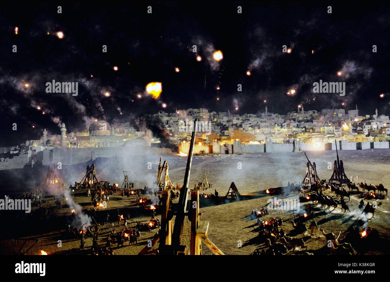 KINGDOM OF HEAVEN Saracens begin their siege of Jerusalem by catapulting enormous fireballs into the city.     Date: 2005 Stock Photo