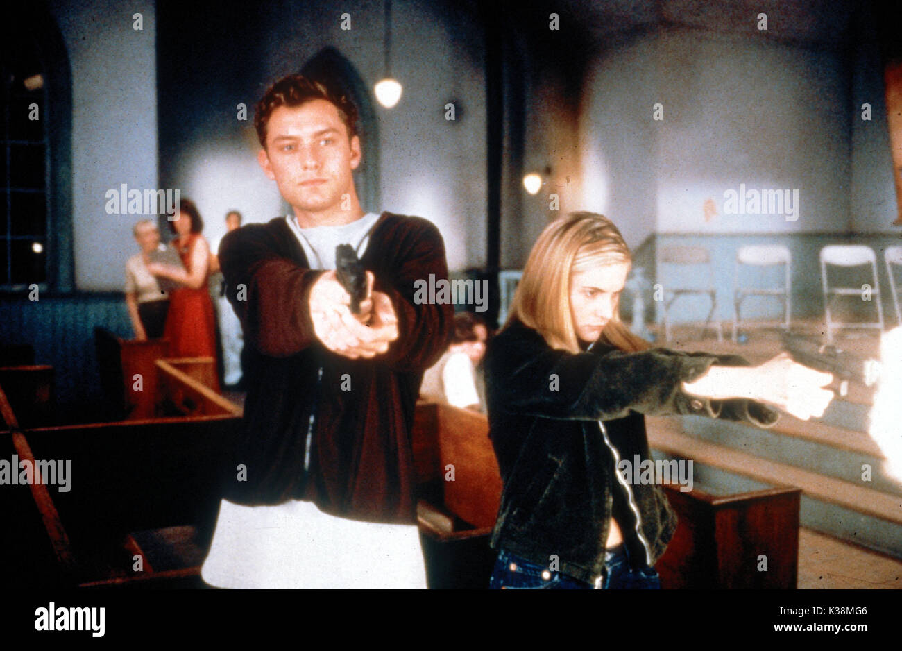 EXISTENZ JUDE LAW, JENNIFER JASON LEIGH Date: 1999 Stock Photo - Alamy