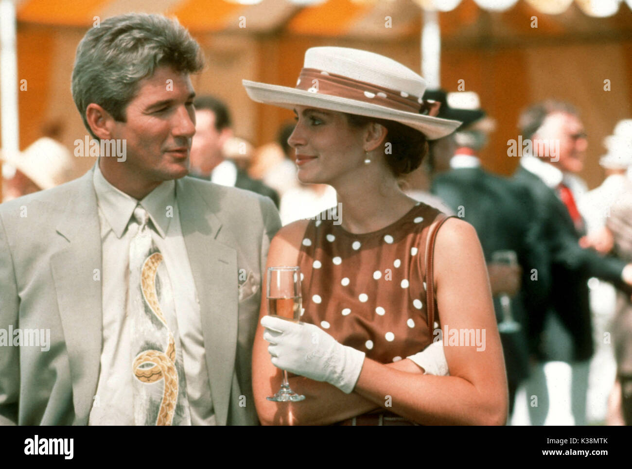 PRETTY WOMAN RICHARD GERE, JULIA ROBERTS PRETTY WOMAN     Date: 1990 Stock Photo