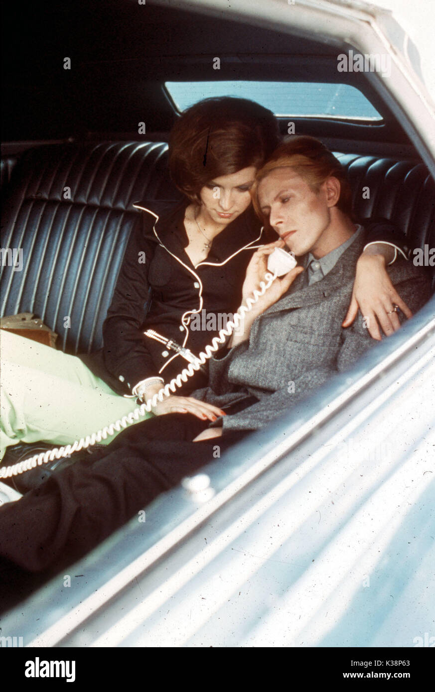 THE MAN WHO FELL TO EARTH CANDY CLARK, DAVID BOWIE     Date: 1976 Stock Photo