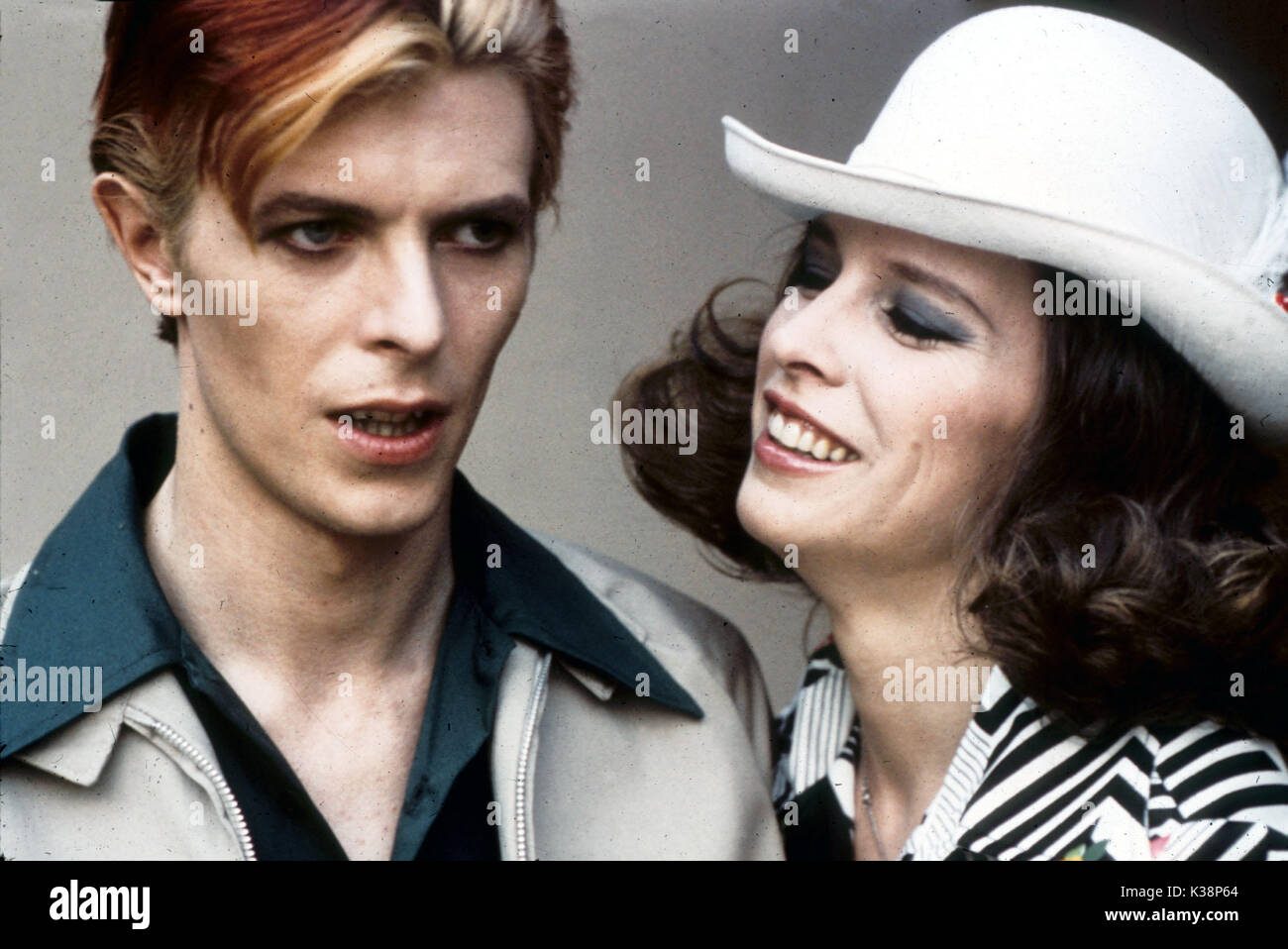 THE MAN WHO FELL TO EARTH DAVID BOWIE, CANDY CLARK     Date: 1976 Stock Photo