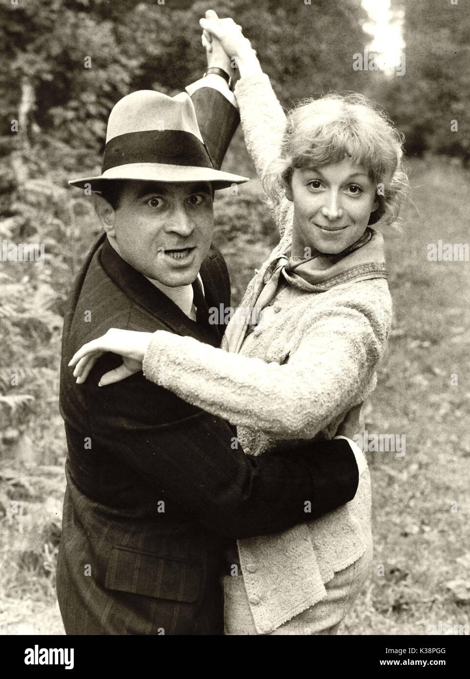 PENNIES FROM HEAVEN: Part Two of six, The Sweetest Thing Bob Hoskins and Cheryl Campbell PENNIES FROM HEAVEN Part two of six: The Sweetest Thing BOB HOSKINS, CHERYL CAMPBELL     Date: 1968 Stock Photo