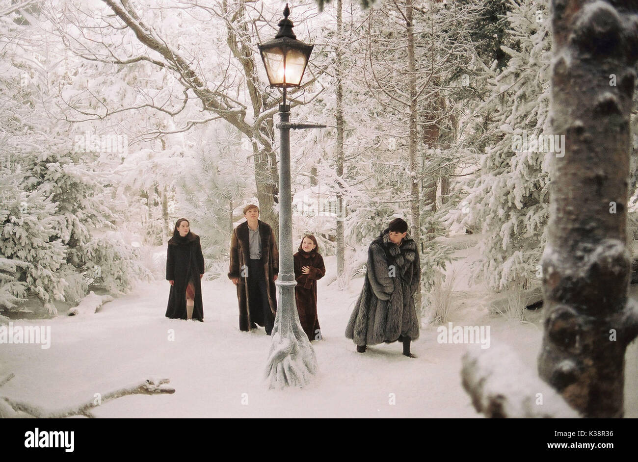 Pictured l-r: Susan , Peter (WILLIAM MOSELEY), Lucy (GEORGIE HENLEY), and Edmund (SKANDAR KEYNES) in a scene from THE CHRONICLES OF NARNIA: THE LION, THE WITCH AND THE WARDROBE, directed by Andrew Adamson.  Distributed by Buena Vista International. THIS MATERIAL MAY BE LAWFULLY USED IN ALL MEDIA, EXCLUDING THE INTERNET, ONLY TO PROMOTE THE RELEASE OF THE MOTION PICTURE ENTITLED THE CHRONICLES OF NARNIA: THE LIO Stock Photo
