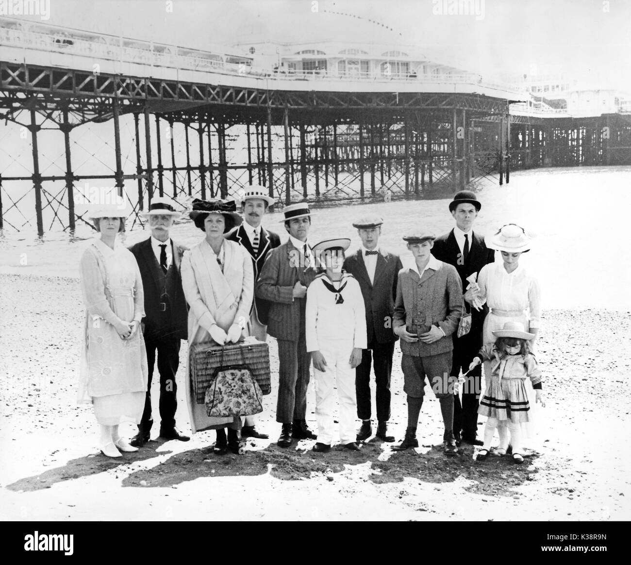 OH! WHAT A LOVELY WAR ANGELA THORNE, JOHN RAE, MARY WIMBUSH, CORIN REDGRAVE, MAURICE ROEVES, KIM SMITH, COLIN FARRELL, MALCOLM McFEE, PAUL SHELLEY, WENDY ALLNUTT, KATHLEEN WILEMAN Stock Photo