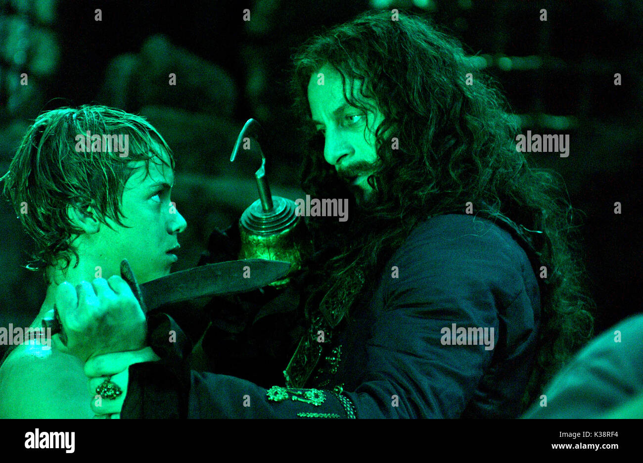 PETER PAN JEREMY SUMPTER as Peter Pan, JASON ISAACS as Captain Hook     Date: 2003 Stock Photo