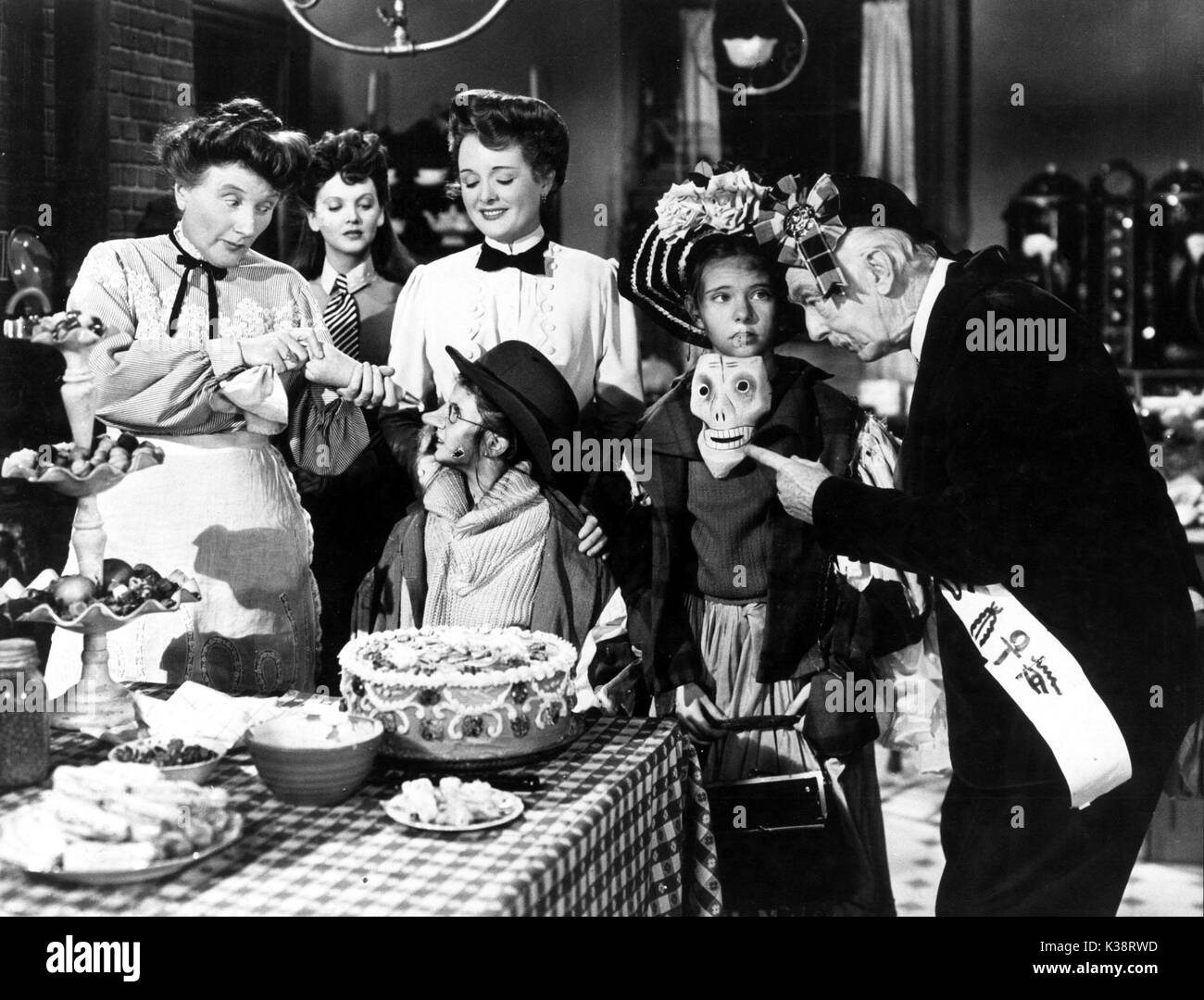 MEET ME IN ST LOUIS [US 1944]  [L-R] MARJORIE MAIN, LUCILLE BREMER, MARY ASTOR, MARGARET O'BRIEN, JOAN CARROLL, HARRY DAVENPORT Stock Photo