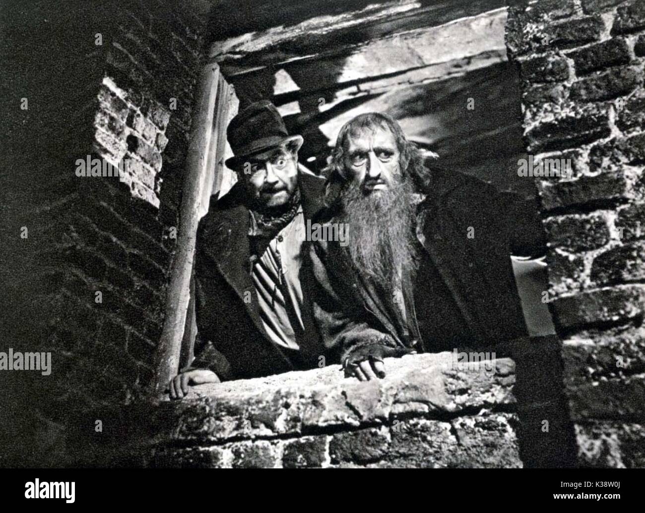 OLIVER TWIST ROBERT NEWTON as Bill Sikes, ALEC GUINNESS as Fagin     Date: 1948 Stock Photo