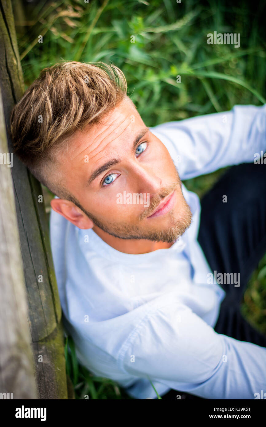 Blonde jungs mit blauen augen