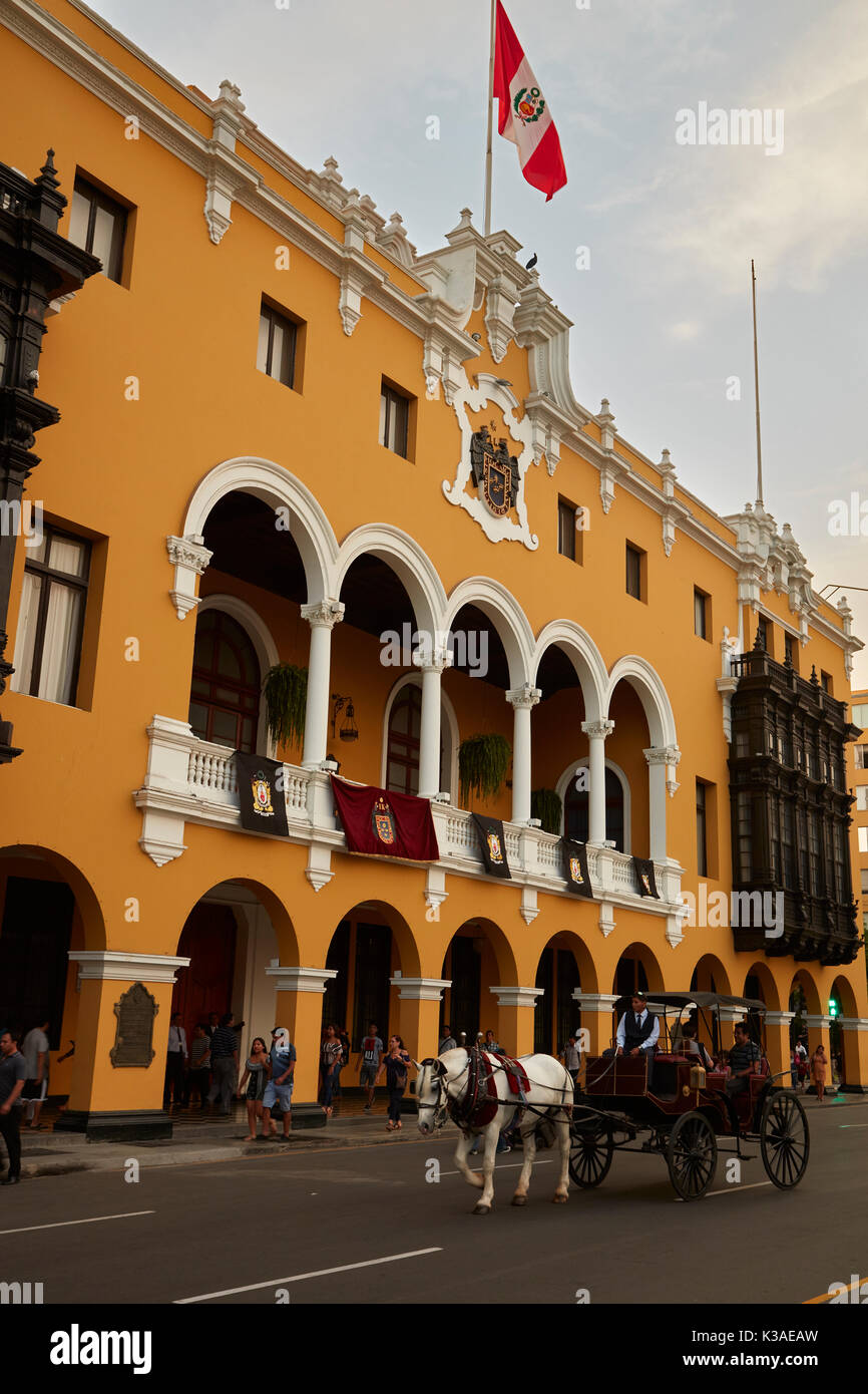 Horse and cart, in front of Municipal Palace of Lima, Plaza Mayor, Historic centre of Lima (World Heritage Site), Peru, South America Stock Photo