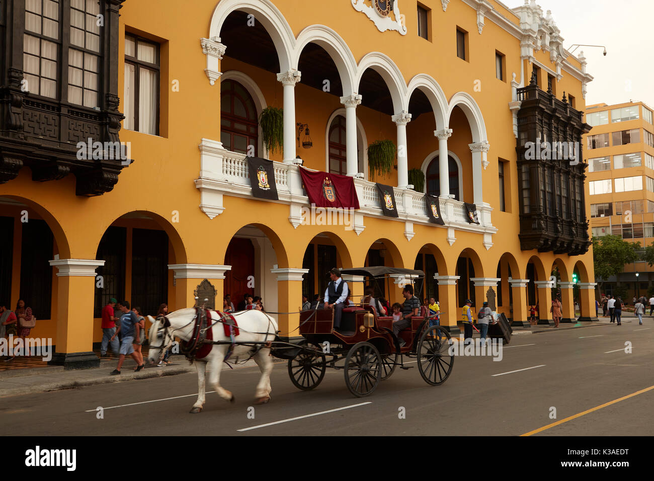 Horse and cart, in front of Municipal Palace of Lima, Plaza Mayor, Historic centre of Lima (World Heritage Site), Peru, South America Stock Photo