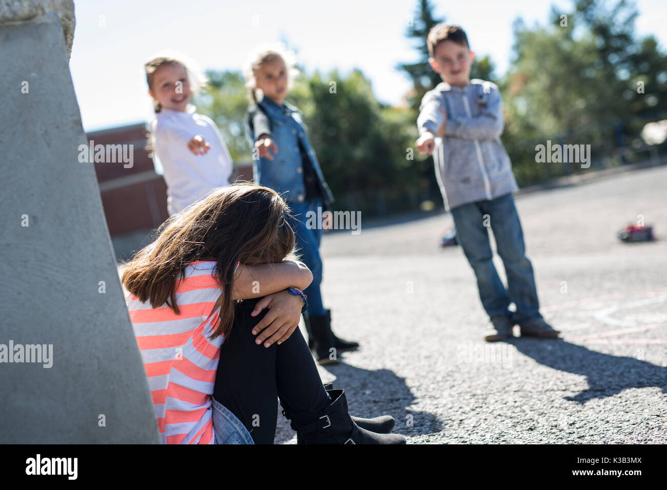 Обиженный подросток. Снять несовершеннолетнюю девочку. Снять несовершеннолетнюю девочку. Школьники избили сверстницу. Надругательство над человеком.