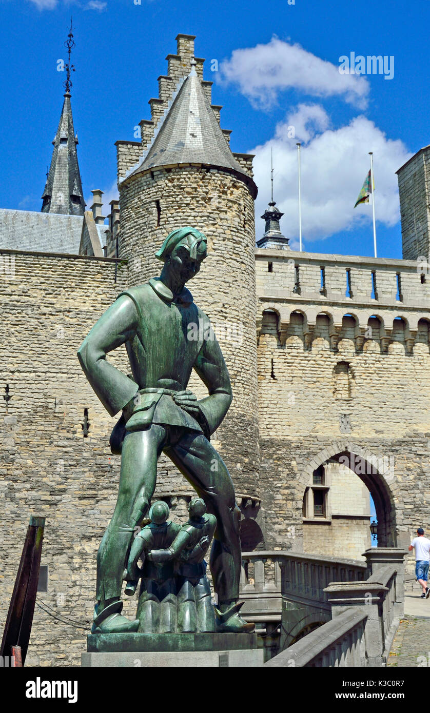 Antwerp, Belgium. Het steen - medieval fortress by the river. Antwerp's oldest building (12th / 13thC) Bronze statue of 'Lange Wapper' (Flemish folklo Stock Photo