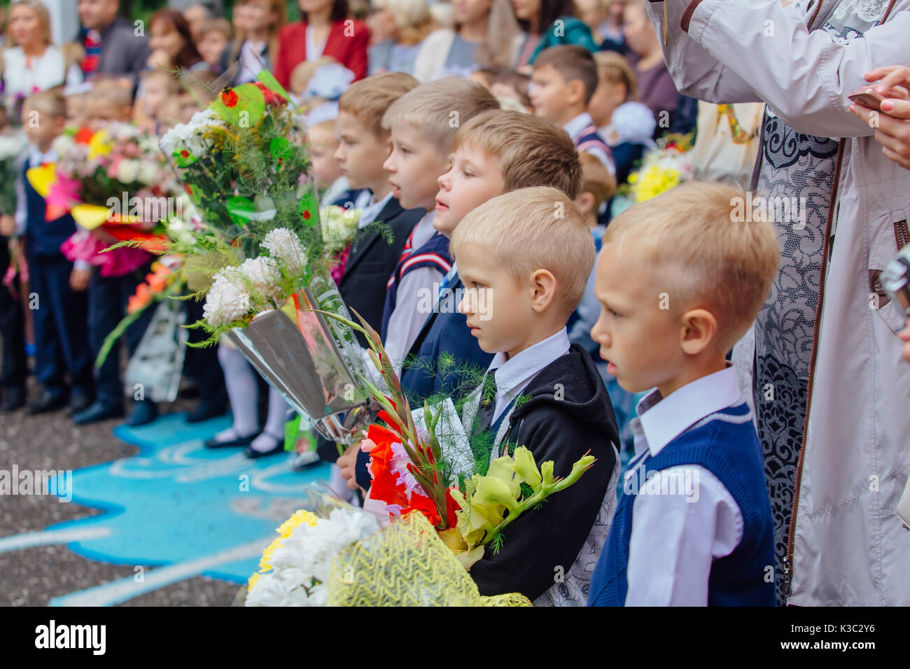 Родители детей начальных классов 1 сентября. Линейка 1 сентября. Школьники на линейке в школе. С 1 сентября первокласснику. Школа 647 москва.