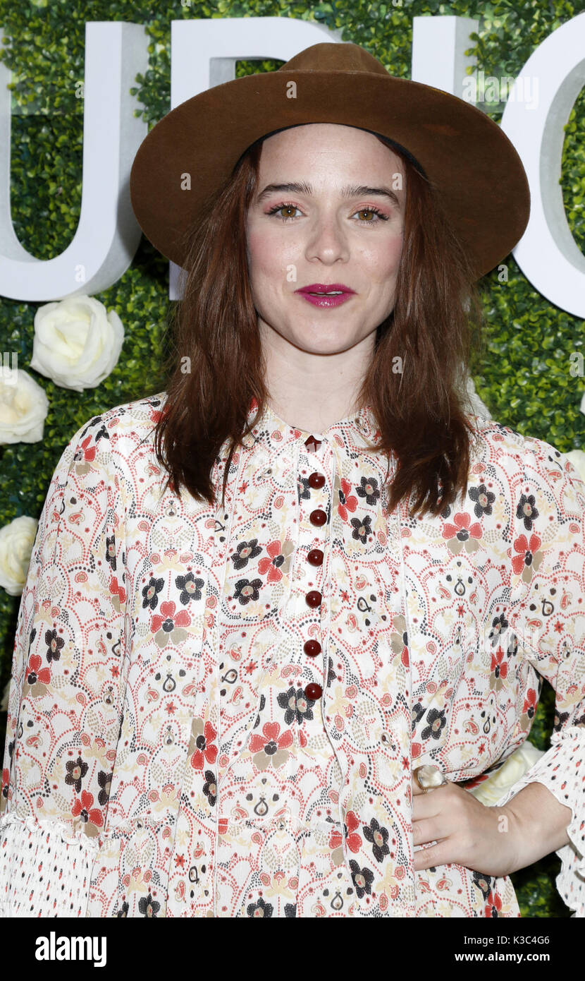 renee-felice-smith-elf-outfit