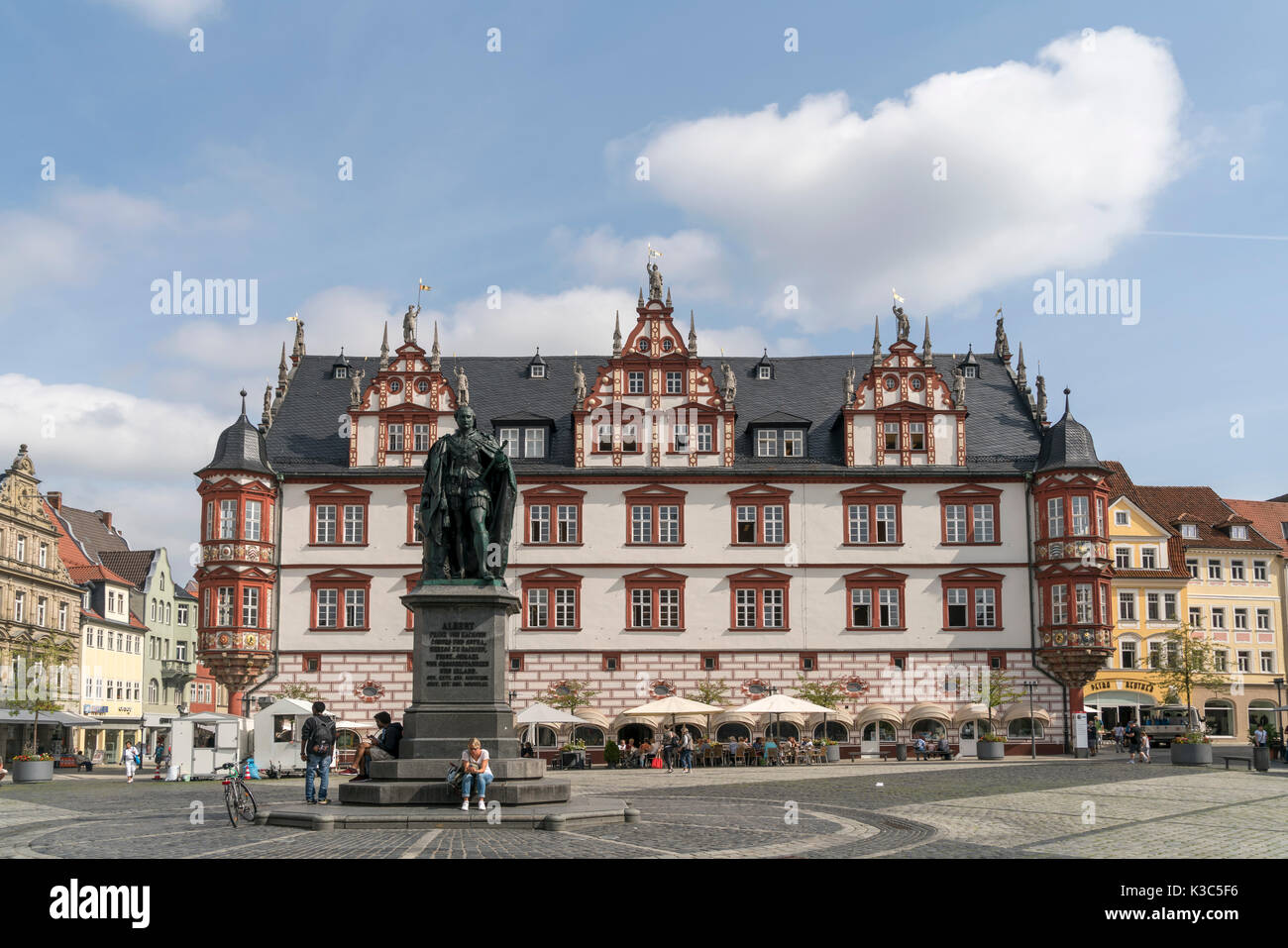 Stadthaus von Coburg mit Prinz-Albert-Denkmal auf dem Marktplatz in Coburg, Oberfranken, Bayern, Deutschland |   town house Stadthaus and  statue of P Stock Photo