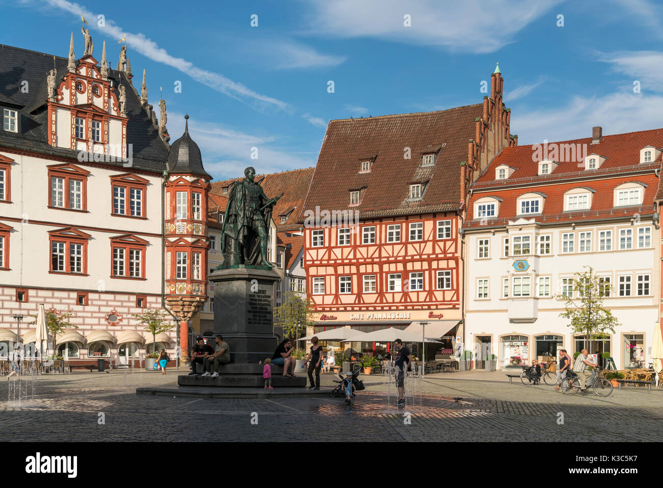 Stadthaus von Coburg mit Prinz-Albert-Denkmal auf dem Marktplatz in Coburg, Oberfranken, Bayern, Deutschland |   town house Stadthaus and  statue of P Stock Photo