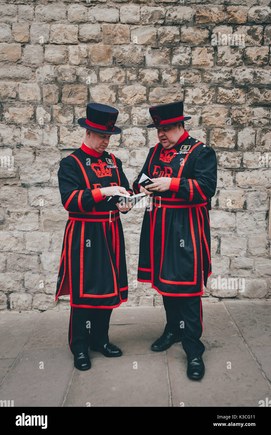Beefeater guards or Yeoman warders at the Tower of London. In principle they are responsible for looking after any prisoners in the Tower and safeguar Stock Photo