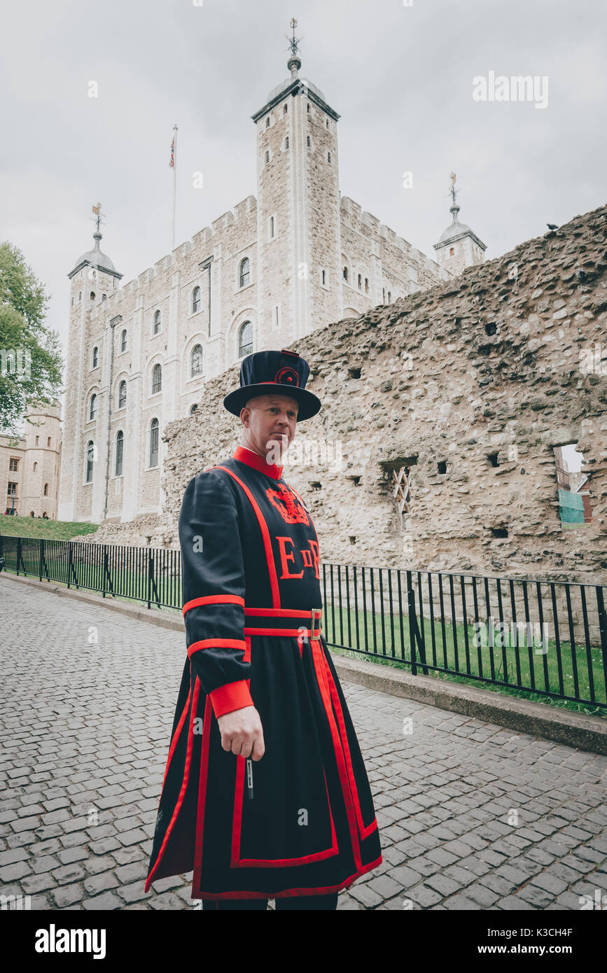 Beefeater guards or Yeoman warders at the Tower of London. In principle they are responsible for looking after any prisoners in the Tower and safeguar Stock Photo