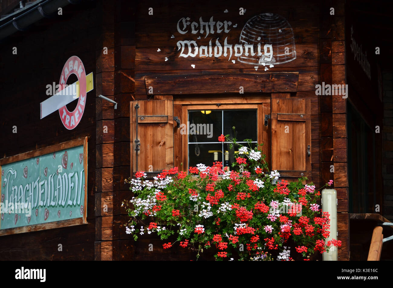 Österreich, Tirol, Eng, Naturpark, Großer Ahornboden, Almgebiet, Almhütte, Blumenfenster, Stock Photo
