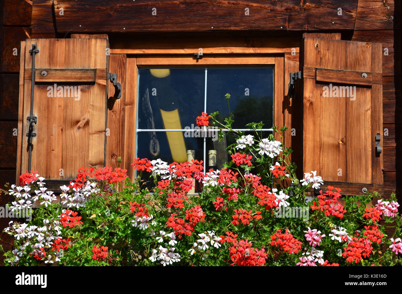 Österreich, Tirol, Eng, Naturpark, Großer Ahornboden, Almgebiet, Almhütte, Blumenfenster, Stock Photo