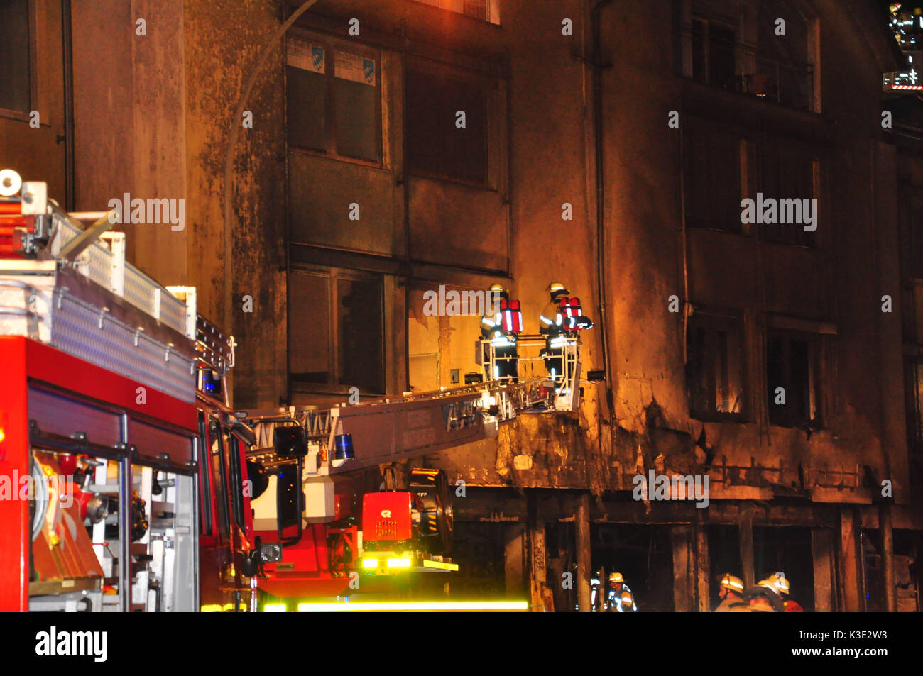 Feuerwehr, Geschäftshaus, Großbrand, Nacht, löschen, Stock Photo