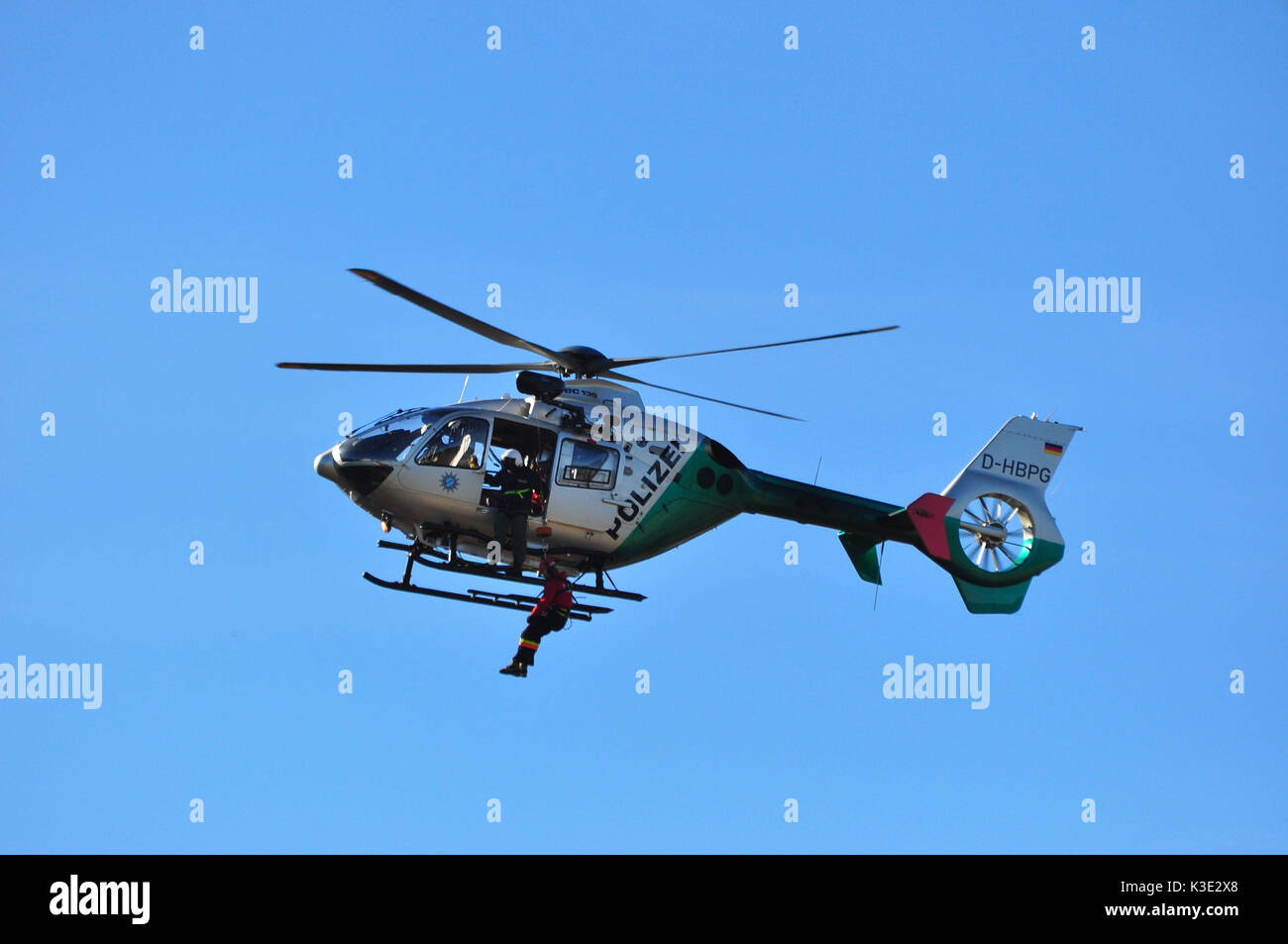 Deutschland, Isartal, Feuerwehr, Übung, Polizeihubschrauber, Stock Photo