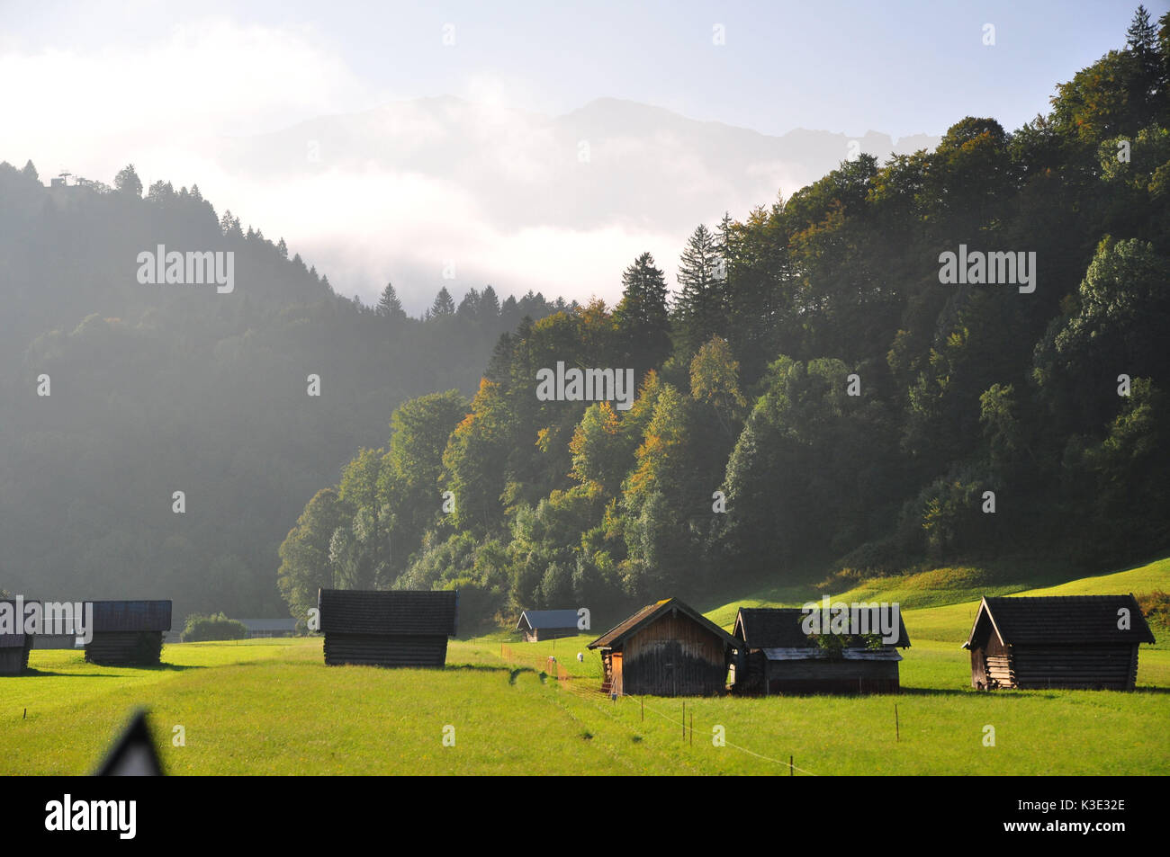 Deutschland, Bayern, Waldhang, Weide, Heustadel, Nebel, Herbst Stock Photo
