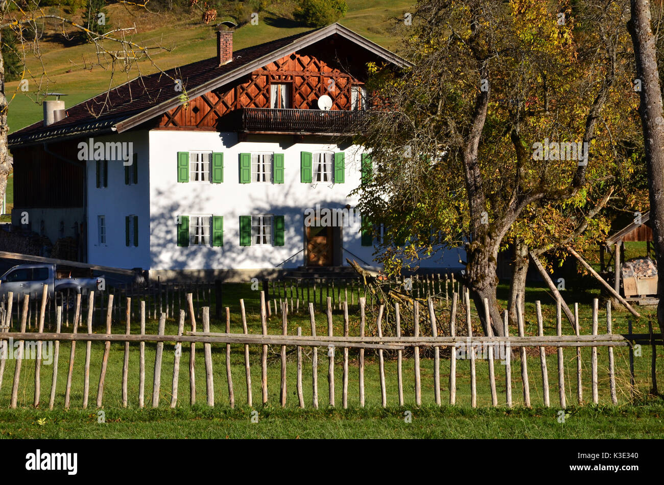 Deutschland, Bayern, Gerold, Bauernhaus, Holzzaun, Stock Photo