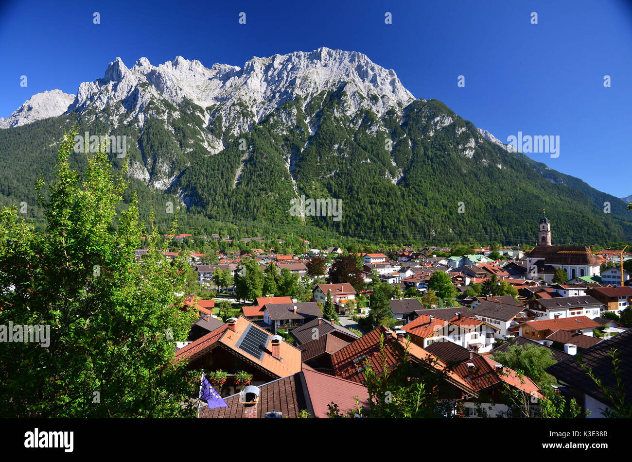 Deutschland, Bayern, Isartal, Mittenwald, Ortsbild, Karwendel, Stock Photo