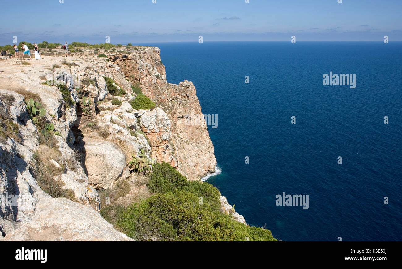Felsklippen beim Far de la Mola,   die mit 114 m senkrecht zum Meer abfallen Stock Photo