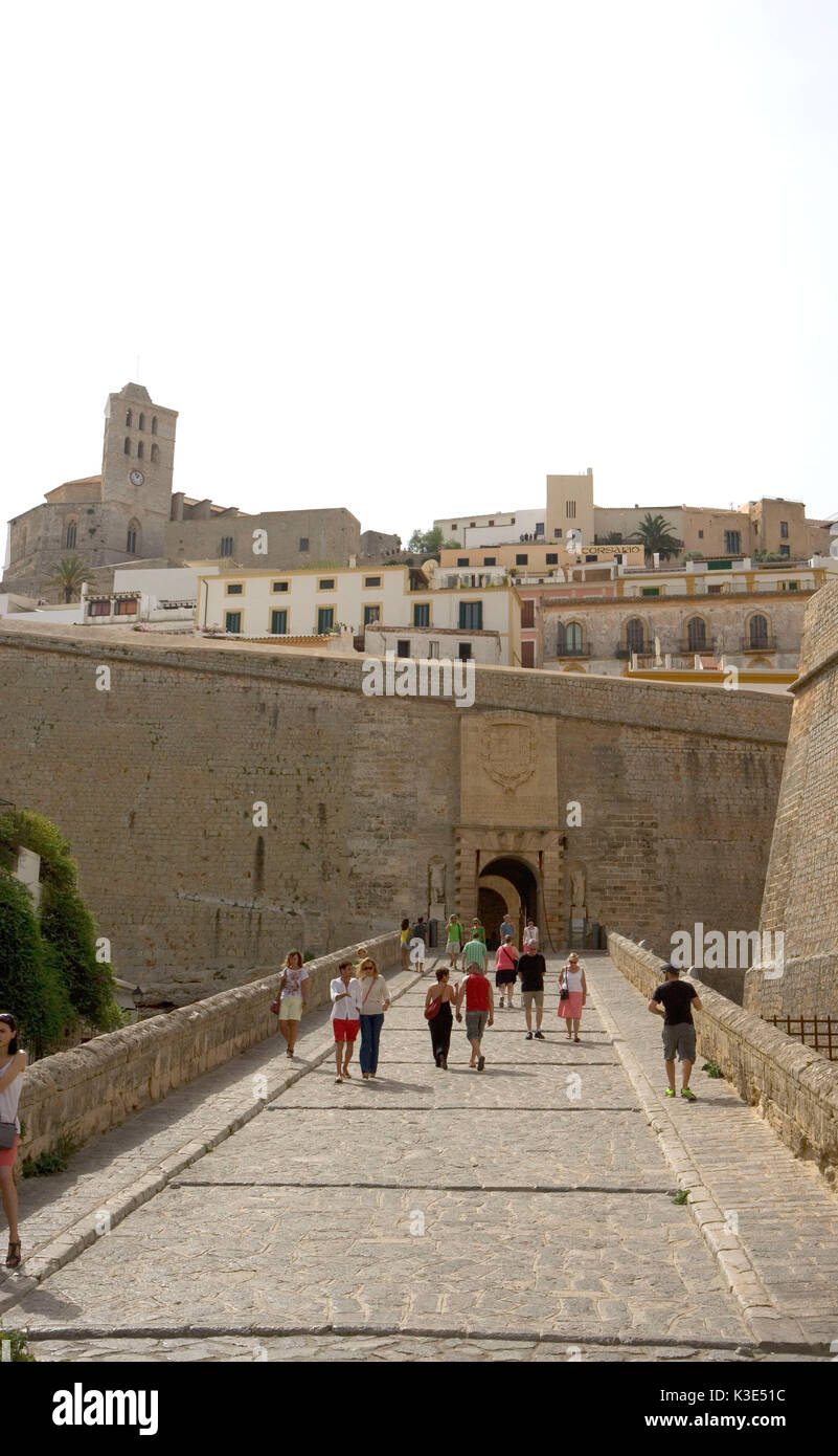 Eivissa - Hauptstadt der Insel - Festungsmauer von Eivissas Altstadt Dalt Vila - Kathedrale Santa Maria de las Nieves Stock Photo