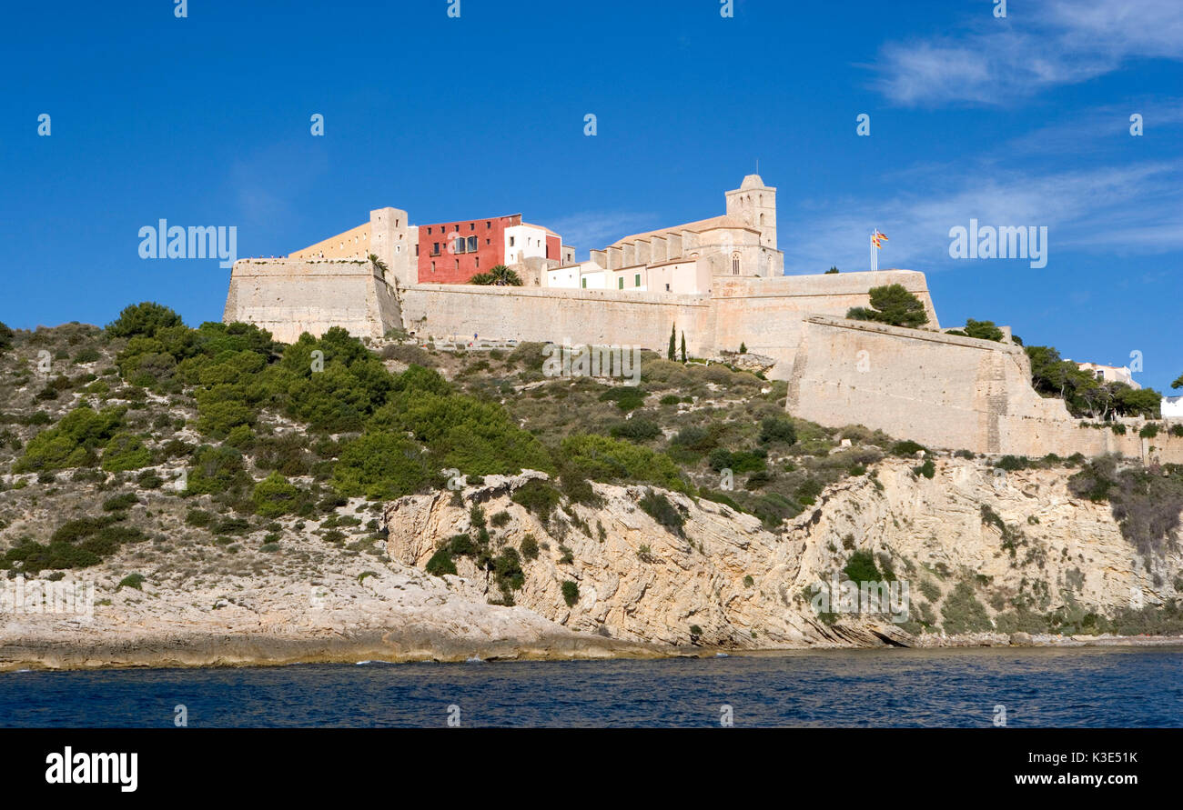 Eivissa - Hauptstadt von Ibiza - Altstadt Dalt Vila - Stadtmauer - kathedrale Santa Maria de las Nieves Stock Photo